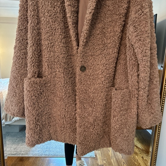Aritzia Wilfred Free Plush Teddy Faux Fur Jacket in Tan - Picture 3 of 4